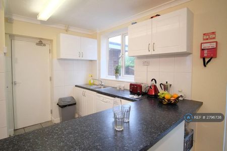 1 bedroom in a house share to rent - Photo 2
