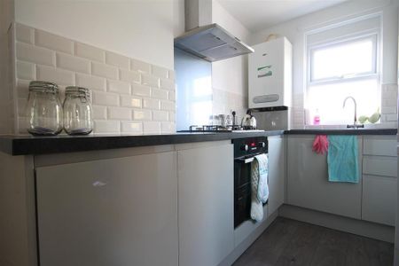 3 bedroom apartment to rent - Photo 4