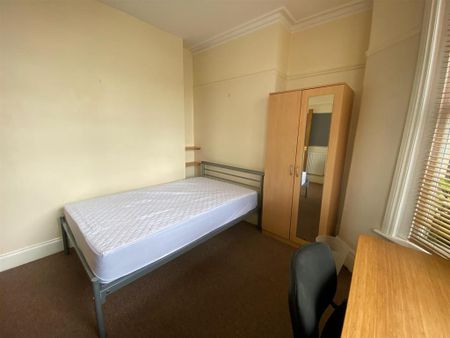 6 bedroom terraced house to rent - Photo 4