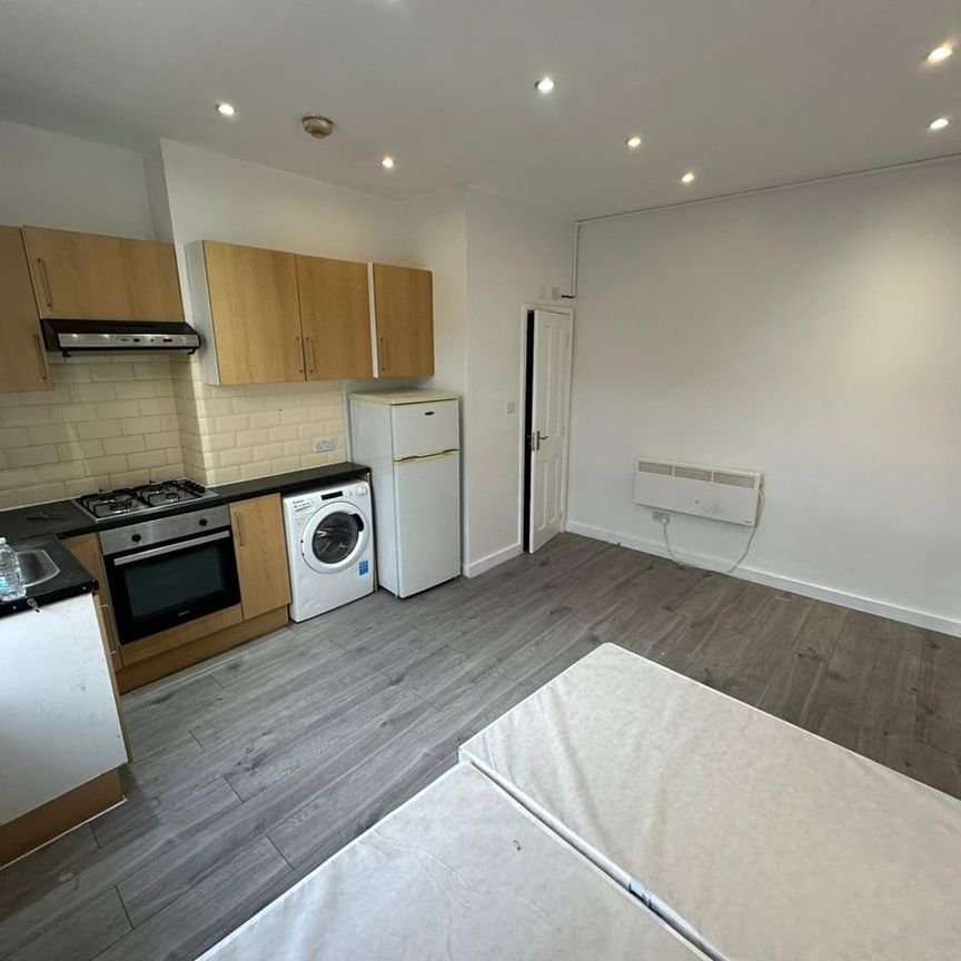 Studio Flat, Cazenove Road, N16 - Photo 1