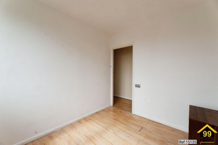 2 bed Apartment in Victoria Road , Romford, RM1 2JS - Photo 3