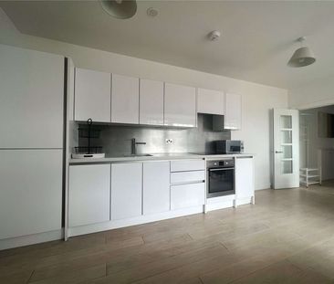 A two bedroom furnished apartment to rent on the third floor with lift access - Photo 1