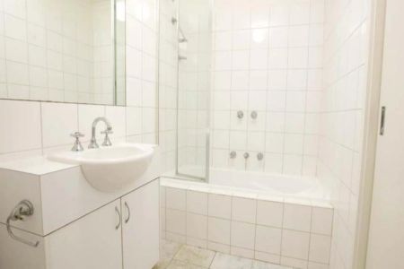 Fabulous Two Bedroom Courtyard Apartment - Photo 4