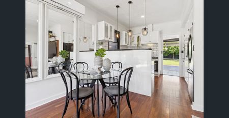 Stunning Fully Renovated Family Home – Dual Access Luxury Living - Photo 3