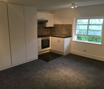 Studio Flat, Victoria Way, SE7 - Photo 1