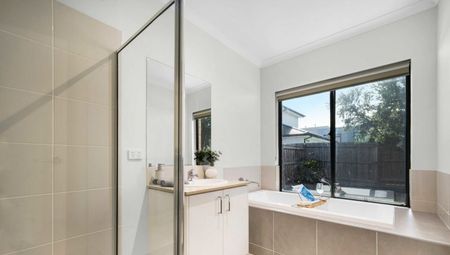 Modern 5 Bedroom Family Home in Upper Point Cook! - Photo 5