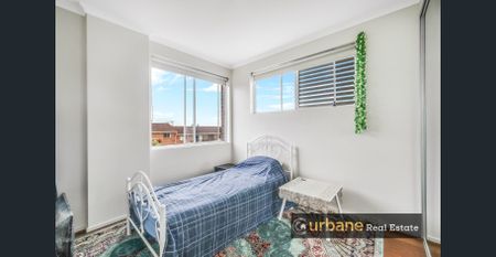 4 Minutes Walk To Station And Shopping Centre!! - Photo 2