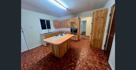 Spacious 3-Bedroom Family Home with Large Yard in Quiet Inala Street - Photo 5