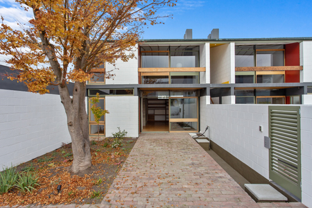 One Bedroom Heritage Apartment City West (Downstairs) with garage - Photo 3