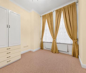 3 bedroom flat to rent - Photo 4