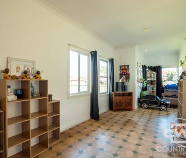 3 Bedroom Home close to Town - Photo 2