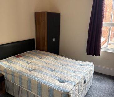 Room in a Shared House, College Road, RG6 - Photo 2