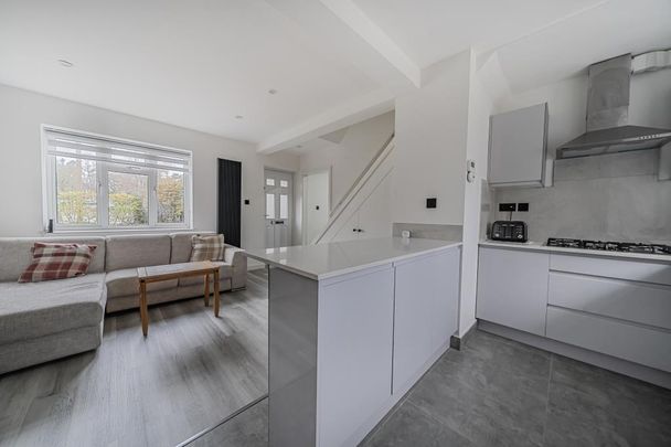 3 bedroom terraced house to rent - Photo 1