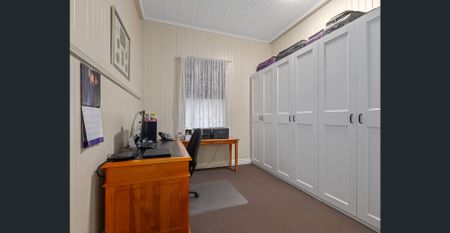 Classic 1930s Queenslander with Large Block & Powered Shed - Photo 3