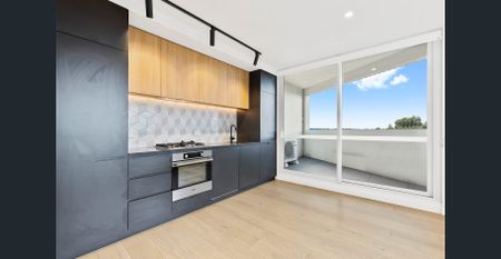 Spacious Light Filled Apartment ! - Photo 3