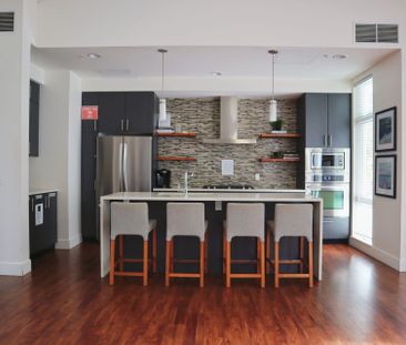 Luxury Executive Grandview Heights 3 Bedroom / 3.5 Bathroom - Photo 3