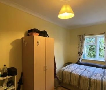 Room in a Shared House, Merton Road, SO17 - Photo 3