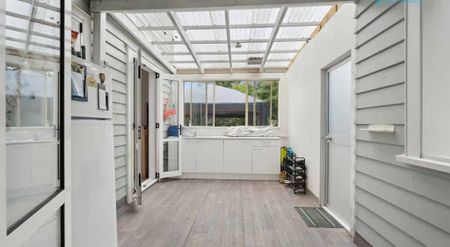 Spacious 5-Bedroom Family Home - Photo 4