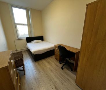Room in a Shared Flat, Bury New Road, M7 - Photo 3