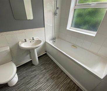 2 bedroom Flat To Let - Photo 3