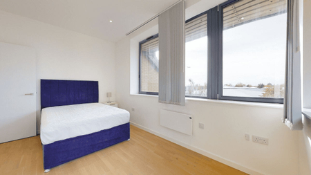 Riverbank Way, Brentford, TW8 - Photo 3