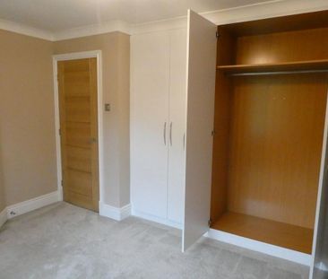 2 bedroom mews to rent - Photo 4