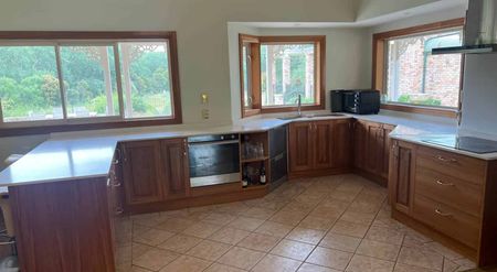 Big and Beautiful 5 Bedrooms - Photo 3