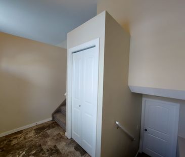 Spacious 2 Bedroom in Deer Park! - Photo 2