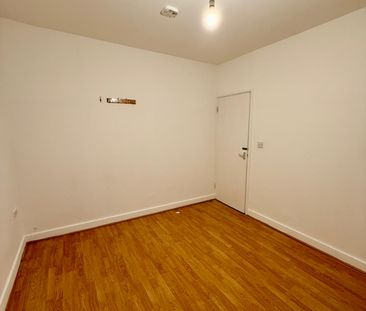 Flat in Wood Green - Photo 1