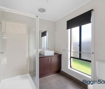 FAMILY HOME WITH MULTIPLE LIVING AREARS!!! - Photo 2