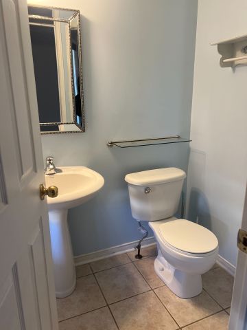 For Lease - 7 Settler's Court, Whitby, Ontario - Photo 2