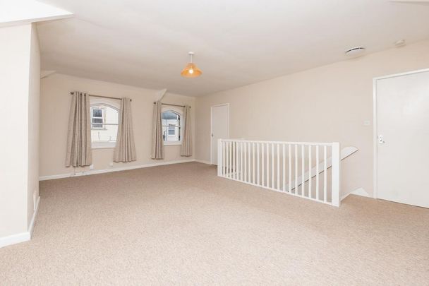 2 bedroom coach house to rent - Photo 1