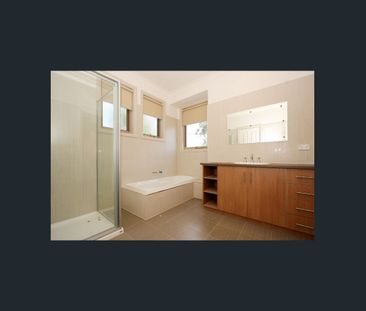 PERFECT TOWNHOUSE IN GREAT LOCATION - Photo 4