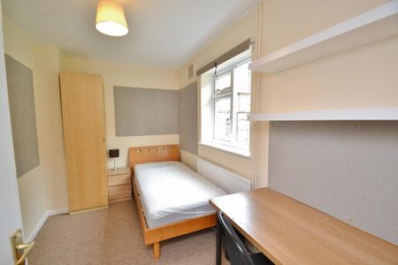 4 bedroom semi-detached house to rent - Photo 5