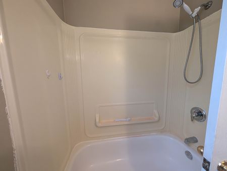 All Inclusive 2 Bedroom Upper Unit in St. Catharines!! - Photo 5