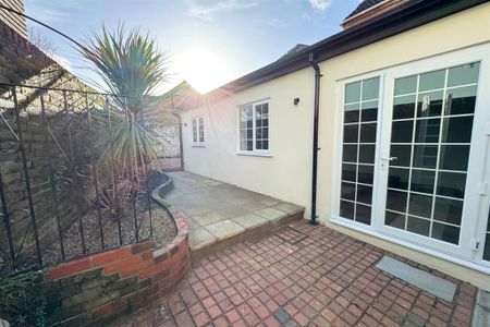 3 bedroom terraced house to rent - Photo 5