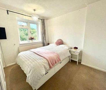 Ashford, Elgin Avenue, TW15 - Photo 4