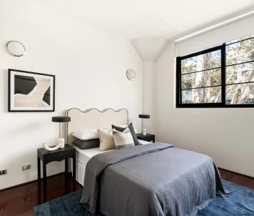 Urban oasis in chic warehouse conversion - Photo 4