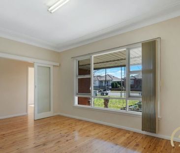 3 Bedroom&comma; Renovated Family Home&excl; - Photo 3