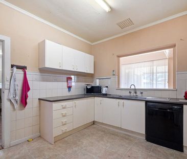 Spacious Family Living in Sought-After Park Holme Pocket - Photo 4