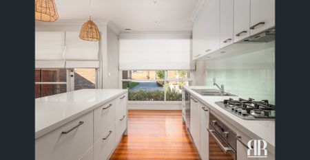 BEACHSIDE VILLA – PRIVATE & LIGHT FILLED - Photo 5