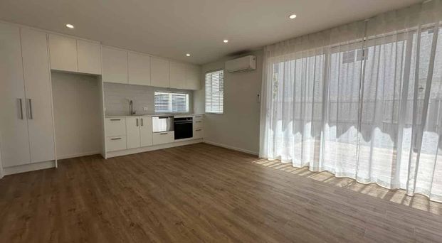 Charming 2-Bedroom Townhouse Available in Edgeware - Photo 1