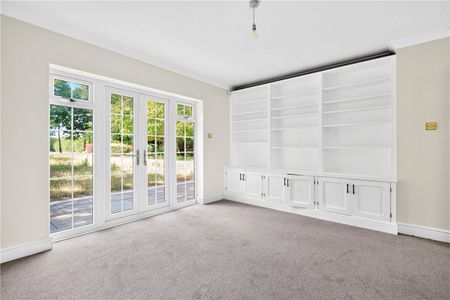 A five bedroom detached family home, benefiting from multiple reception rooms, double garage and ample driveway parking. Situated in the popular village of Stoke Mandeville. - Photo 4