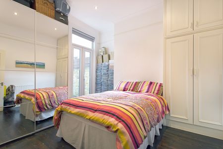 2 Bed Flat, Hazelbourne Road, SW12 - Photo 5