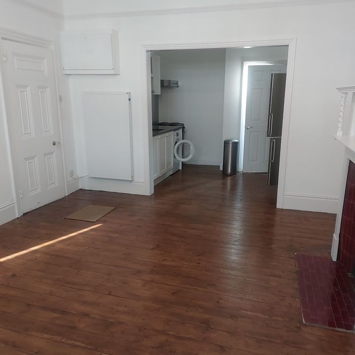 Bedsit, Rosebery Road, N10 - Photo 1