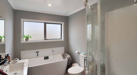 Modern Three-bedroom Home - Photo 3