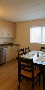 Grand 4 1/2 RÉNOVÉ en COIN, ASCENSEUR, GYM, PISCINES - INCOMPARABLE - Photo 3