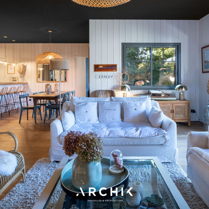 Architecture contemporaine d'inspiration traditionnelle, cette maison d'architecte de 140 m2 s'intègre naturellement dans le quartier préservé du Moulleau, à proximité des commerces et des plages, sur un terrain boisé de 800 m2. - Photo 1