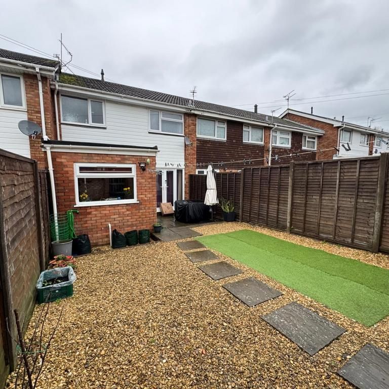 3 bedroom terraced house to rent - Photo 2