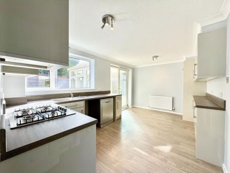 3 bedroom detached house to rent - Photo 4